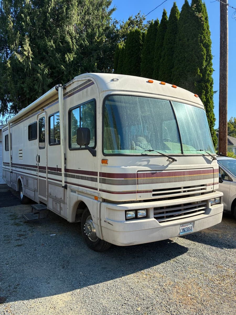 Class A motorhome with oxidized and dirty fiberglass exterior before mobile wash and wax in Monroe, WA