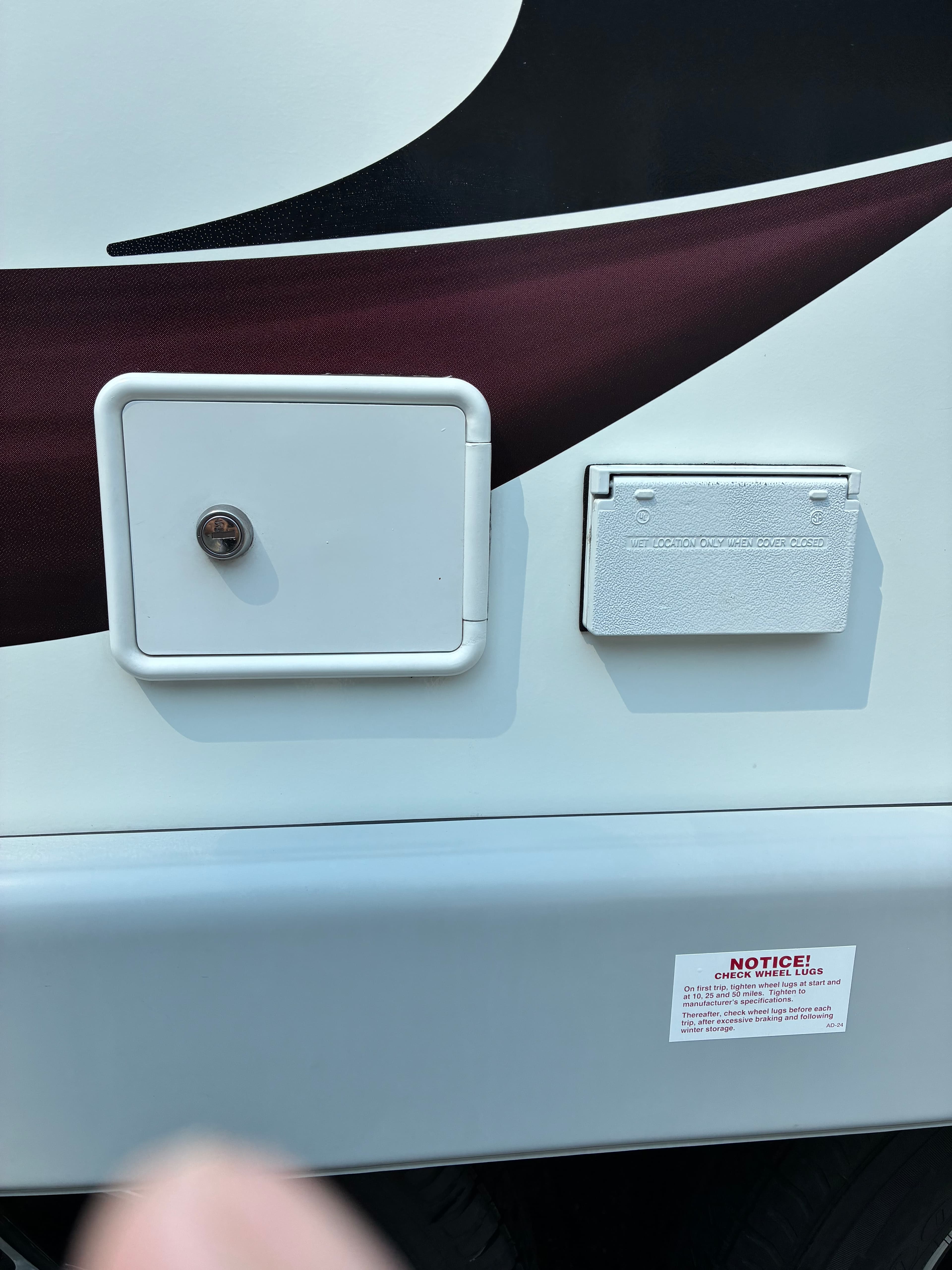 Motorhome exterior side panel clean and polished after professional mobile wash and wax in Snohomish, WA